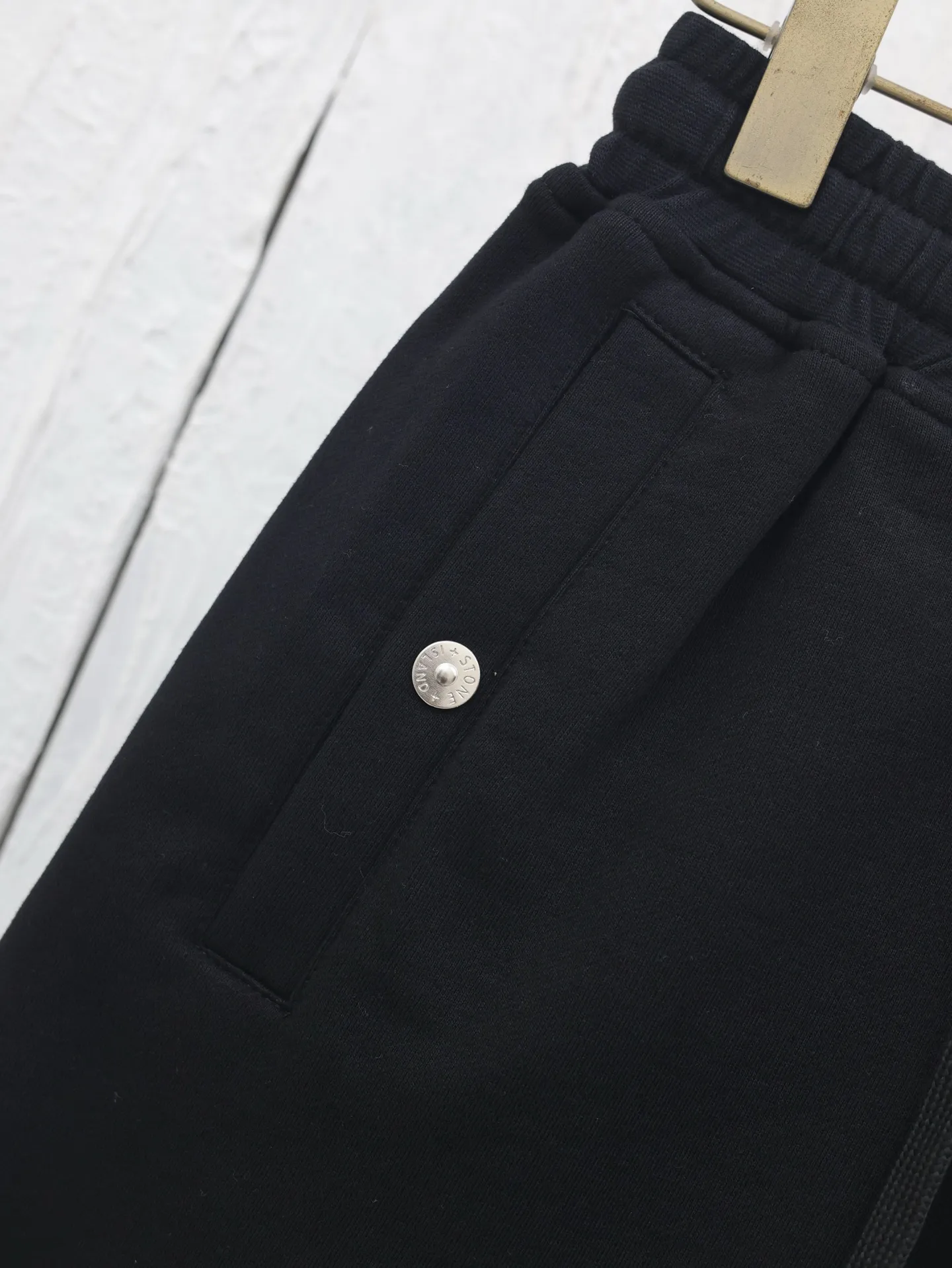 🅿️400 STONE ISLAN*/Stone Island Badge embroidered shorts Customized to the purest and most luxurious terry cloth Using imported machine embroidery technology Using advanced computer control systems and precision mechanical components to realize the red Compass badge embroidery operation Special machine reverse topstitch fine sewing technology Use special machine for topstitch sewing Requires careful preparation of the reverse side of clothing before sewing to ensure straight sewing lines and even stitches The edges are smooth and beautiful, the overall wiring is straight and delicate, the fabric is comfortable and soft, and the color is consistent without color difference. It can be matched with the same style to create a fashionable look and control various occasions. Customized accessories, complete with three standards, same style for men and women!  Size：S/M/L/XL